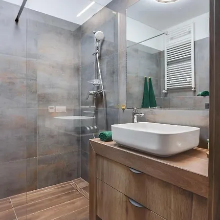 Gaj Nad Jeziorem żywieckim Laguna Beskidów