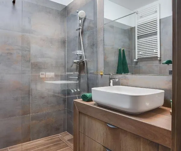 Gaj Nad Jeziorem Zywieckim Laguna Beskidow